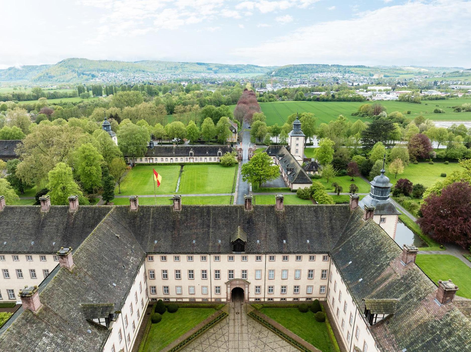 Luxus Wohnen Im Schloss Corvey Fuer 1-6 Gaeste Im Unesco Weltkulturerbe Hoexter Weserbergland Free W-Lan Parken Netflix Fuer Familien Paare Und Geschaeftsreisende Inkl Handtuecher Seife Nintendo Switch Uvm Exterior foto