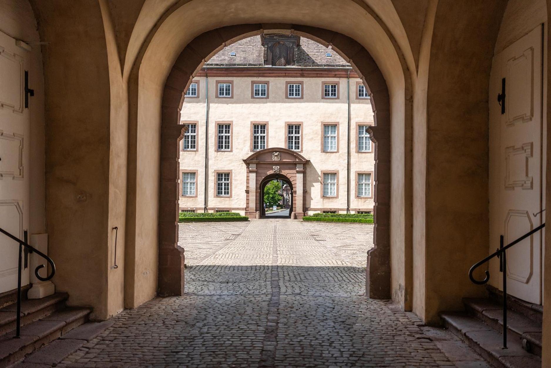 Luxus Wohnen Im Schloss Corvey Fuer 1-6 Gaeste Im Unesco Weltkulturerbe Hoexter Weserbergland Free W-Lan Parken Netflix Fuer Familien Paare Und Geschaeftsreisende Inkl Handtuecher Seife Nintendo Switch Uvm Exterior foto